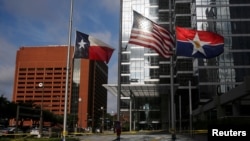 Des drapeaux ont été baissés pour rendre hommage aux policiers tués à Dallas, à Dallas, Texas, le 9 juillet 2016.