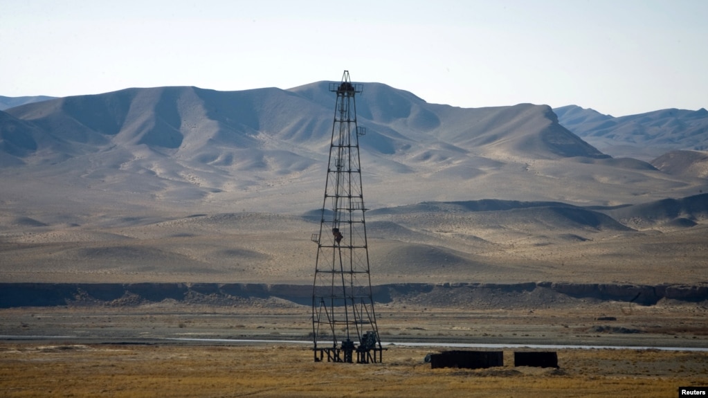 资料照片：阿富汗赫拉特省一个石油开采设施。(2009年12月17日）(photo:VOA)