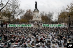 Hàng chục ngàn đôi giày được để lại trên Quảng trường Cộng hòa ở Paris symbolic and peaceful rally biểu trưng cho cuộc tụ họp ôn hòa, ngày 29 tháng 11, 2015.