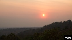 Sun Set view from Dos Kromom Hill on March 11, 2015 in Mondulkiri province, Cambodia. (Nov Povleakhena/VOA Khmer)