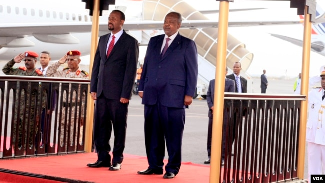 Djibouti President Ismaïl Omar Guelleh, right, welcomes Ethiopian Prime Minister Abiy Ahmed at Ambouli International Airport, April 28, 2018. (T. Muse/VOA)