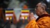 Pemimpin spiritual Tibet Dalai Lama berdoa dalam sesi ibadah khusus di Kuil Mahabodhi di Bodh Gaya, pada 10 Januari 2010. (Foto: AFP/Diptendu Dutta)