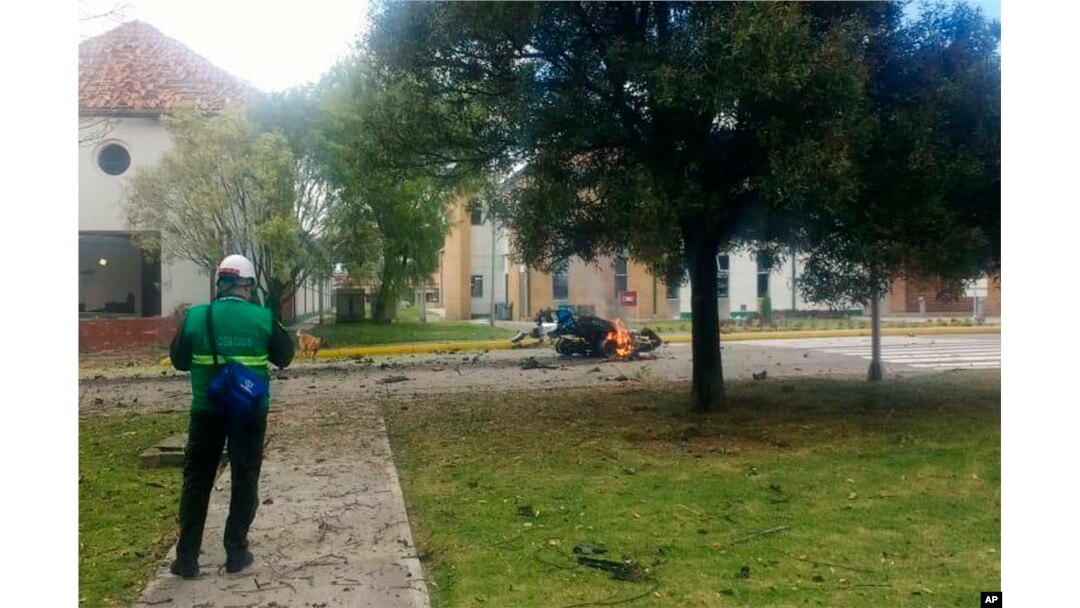 Na ovoj fotografiji koju je objavilo vojno osoblje, vidi se plamen kako se uzdiže na mestu smrtonosnog napada bombaša samoubice na policijskoj akademiji 17. januara 2019. u Bogoti, Kolumbija