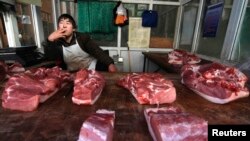 山西长治一个菜市场猪肉摊位 （2008年3月）