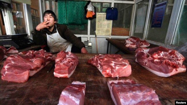山西长治一个菜市场猪肉摊位 （2008年3月）