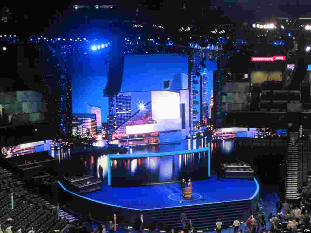 Le Time Warner Cable Arena &agrave; Charlotte, accueille la Convention 2012 du parti democrate.&nbsp;&nbsp;(N. Pinault/VOA)