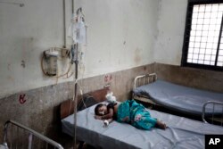 Nur Sadika, 5 tahun, seorang pasien anak etnis Rohingya sedang menerima perawatan setelah menyeberang dari Myanmar ke Bangladesh, di Chittagong Medical College Hospital di Chittagong, Jumat, 8 September 2017.