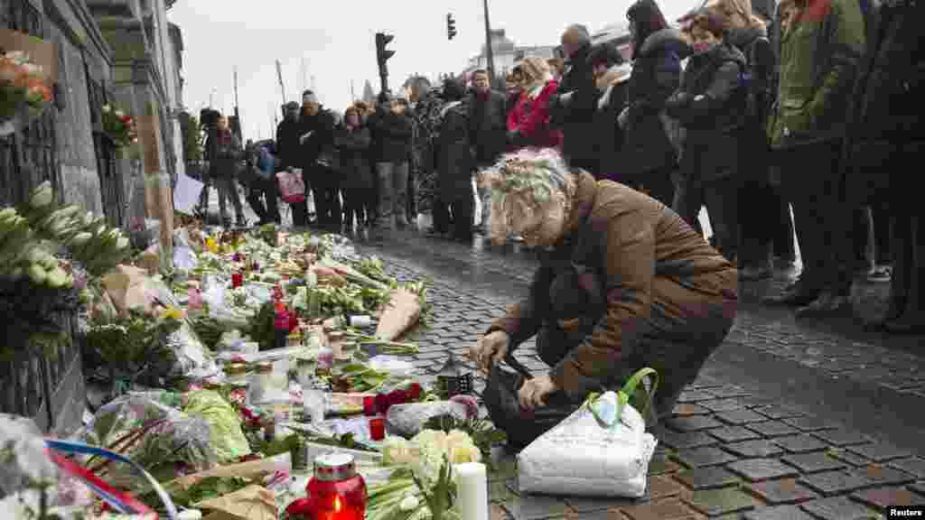 Des gens déposent des fleurs lors d&#39;une minute de silence en face de l&#39;ambassade française à Copenhague, au Danemark, le 8 janvier 2015.