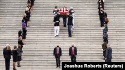 Le cercueil de la regrettée Ruth Bader Ginsburg, juge associée à la Cour suprême, arrive au Capitole américain à Washington, aux États-Unis, le 25 septembre 2020. (Photo: REUTERS/Joashua Roberts)