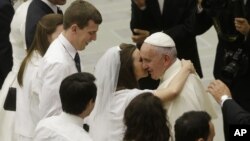 Paus Fransiskus menyalami pasangan pengantin baru dalam acara di Vatikan, Rabu (5/8).