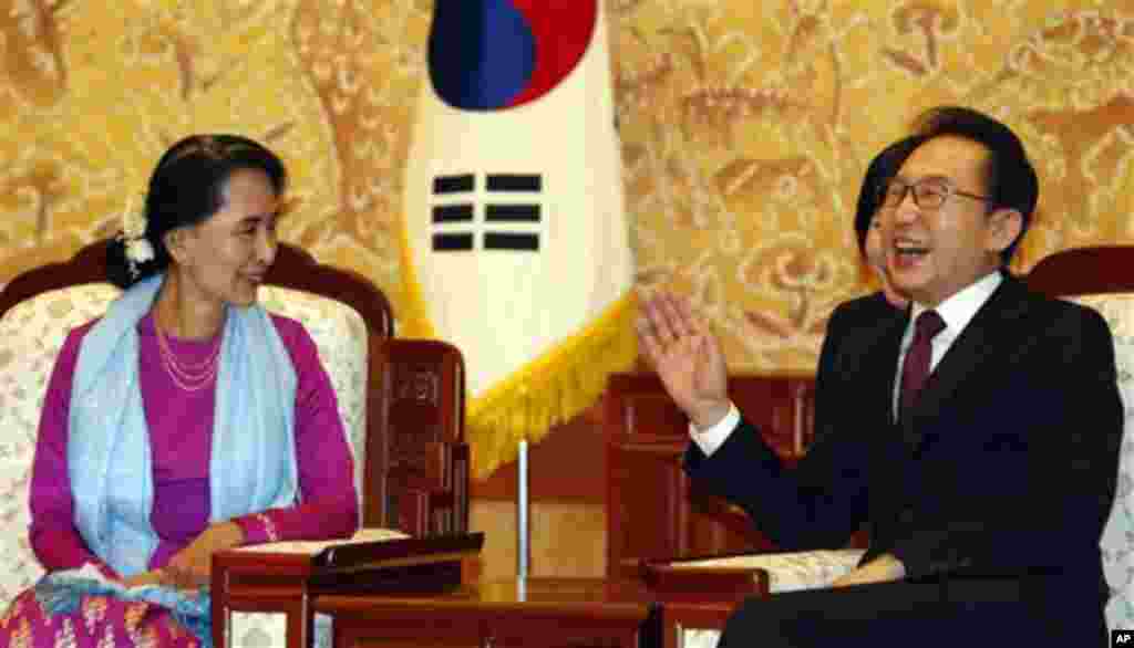 Myanmar opposition leader Aung San Suu Kyi, left, talks with South Korean President Lee Myung-bak at the presidential Blue House in Seoul, South Korea Tuesday, Jan. 29, 2013. During her five-day trip, Suu Kyi is scheduled to attend the opening of the Spec