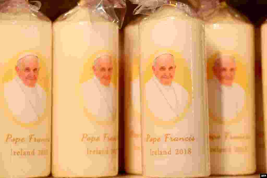 فروش شمع هایی با چهره پاپ فرانسیس، رهبر کاتولیک های جهان در دوبلین. پاپ برای شرکت در جلسه جهانی خانواده ها به ایرلند سفر خواهد کرد. &nbsp;