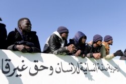 Migran menonton pertandingan sepak bola di markas imigrasi di Benghazi, Libya 5 Desember 2020. (REUTERS / Esam Omran Al-Fetori)