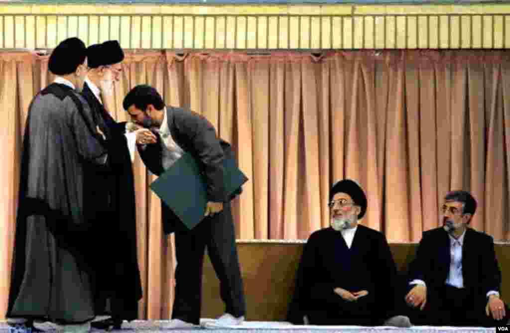 مراسم تنفیذ محمود احمدی نژاد، روز ١٢ مرداد ١٣٨٤برگزار شد. برای اولین بار در تاریخ جمهوری اسلامی انتخابات ریاست جمهوری اسلامی به مرحله دوم کشیده شد و محمود احمدی نژاد با پیروزی بر اکبر هاشمی رفسنجانی، سکان دولت نهم جمهوری اسلامی را در دست گرفت.