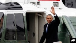 L'ancien président Barack Obama salue la foule alors qu'il quitte le capitole, le 20 janvier 2017.