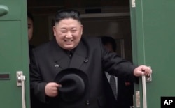 김정은 북한 국무위원장이 24일 북한의 라진과 맞닿은 러시아 국경 도시 하산역에 도착해 열차에서 내리고 있다.