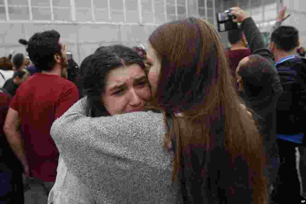 Жінка плаче після того, як правоохоронці відтягнули людей від входу до спортивного центру, який був призначений каталонською владою виборчою дільницею. Сант-Джулія-де-Раміс, Іспанія, 1 жовтня 2017 року.