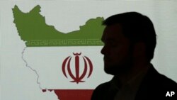 Stuart Davis, direktur salah satu anak perusahaan FireEye memaparkan strategi peretasan oleh Iran dengan latar bendera Iran, di Dubai, Uni Emirat Arab, 20 September 2017.