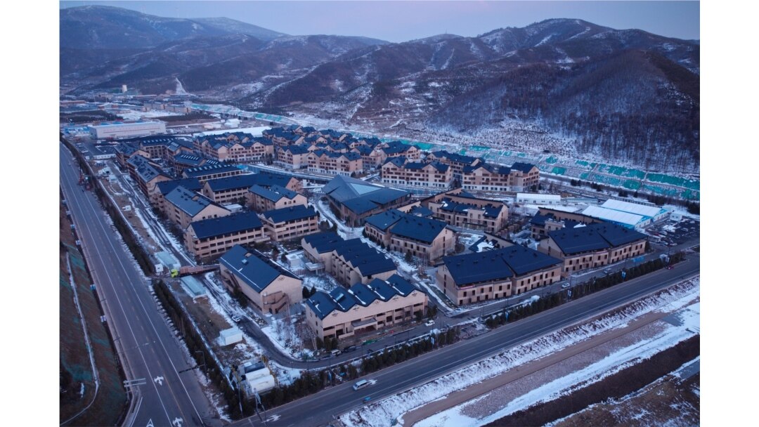 從河北省張家口上空俯瞰到的2022北京冬奧村。(路透社2021 年11 月20 日資料照)