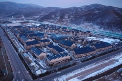 从河北省张家口上空俯瞰到的2022北京冬奥村。(路透社2021 年 11 月 20 日资料照)