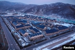 从河北省张家口上空俯瞰到的2022北京冬奥村。(路透社2021 年 11 月 20 日资料照)