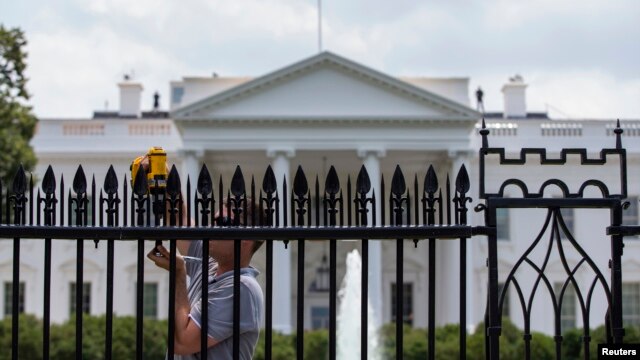 Un hombre que escaló el muro de la Casa Blanca en marzo fue abatido a tiros en Filadelfia.