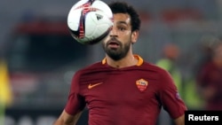 Mohamed Salah de l'AS Roma amorce une attaque lors d’un match de la ligue européenne de l’UEFA entre son équipe l’AS Roma et Viktoria Plzen, au stade Olympique, à Rome, Italie, 24 novembre 2016.