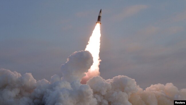 북한이 17일 전술유도탄 검수사격시험을 진행했다며 사진을 공개했다.