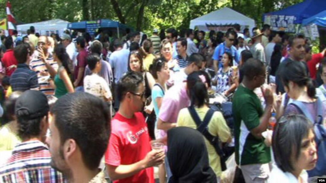 Ribuan warga memadati perayaan hari kemerdekaan RI ke-65 di Washington ini. Tak ketinggalan, hadir juga para warga Amerika dan warga berbagai bangsa lainnya.