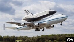 Enterprise di atas punggung 747 meninggalkan bandara Dulles di Virginia, di luar kota Washington, Jumat (27/4).