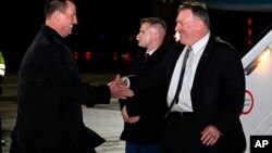 El secretario de Estado Mike Pompeo es saludado por el embajador estadounidense en Alemania, Richard Grenell, a su llegada a Munich, Alemania, el 13 de febrero de 2020.