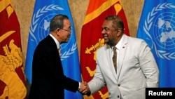 스리랑카를 방문중인 반기문(왼쪽) 유엔 사무총장이 2일 망갈라 사마라위라 스리랑카 외무장관과 악수하고 있다.