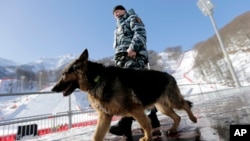 Lực lượng an ninh Nga tuần tra tại một khu vực trượt tuyết ở Sochi, ngày 4/2/2014. 