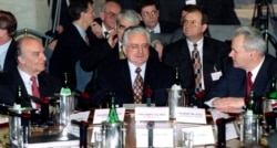 Alija Izetbegović, Franjo Tuđman i Slobodan Milošević nas samitu u Rimu od Daytonskom mirovnom sporazumu, februar 1996. godine. REUTERS/Paolo Cocco/Files