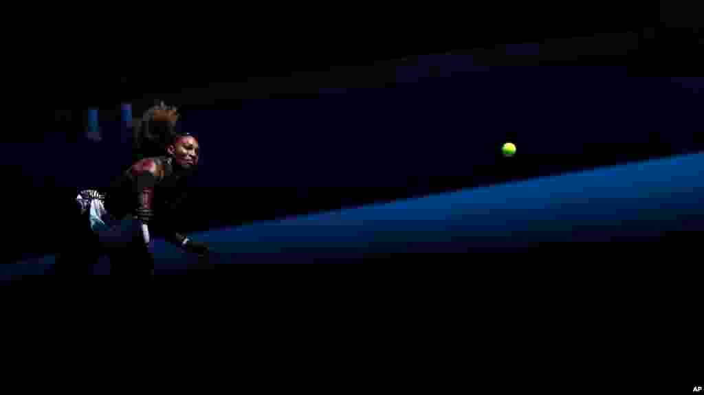 Serena Williams renvoie la balle à Johanna Konta lors des quarts de finale du l'Open d'Australie, à Malbourne, le 25 janvier 2017.