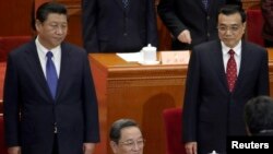 Presiden China Xi Jinping (kiri), PM Li Keqiang dalam acara pertemuan partai komunis China di Beijing (foto: dok).
