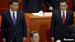 中国国家主席习近平、总理李克强和政协主席俞正声在政协会议主席台上（2015年3月3日）