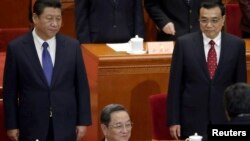 中国国家主席习近平、总理李克强和政协主席俞正声在政协会议主席台上（2015年3月3日）