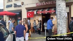5 Kasım 2020 - California'nın Beverly Hills kentinde, Ermeni yanlısı ifadeler sarfeden bir grup saldırganın hedef aldığı Cafe Istanbul