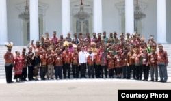 Presiden Jokowi bersama 61 tokoh Papua dan Papua Barat berpose di depan Istana Merdeka, Jakarta, 10 September 2019. (Foto: Setpres RI)