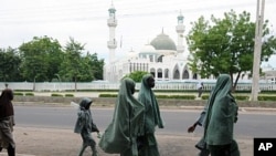 School children walk past a mosque in central Maiduguri, capital of Borno State (July 2010 file photo)