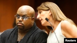 Grammy Award winning R&B singer and "The Voice" TV judge CeeLo Green (L), confers with attorney Blair Berk in Clara Shortridge Foltz Criminal Justice Center in Los Angeles, California, Oct. 21, 2013.
