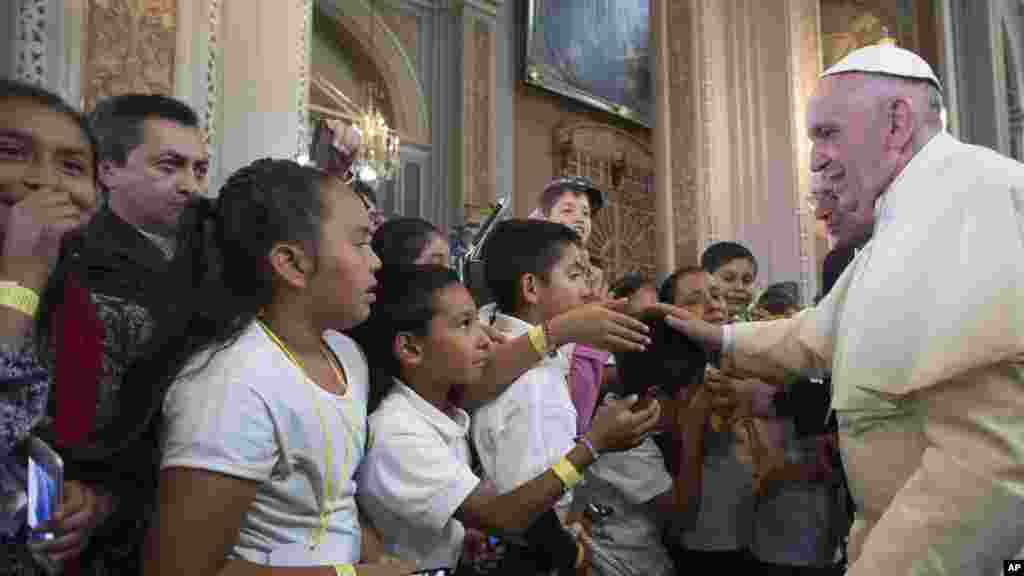 François bénit des fidèles lors de sa visite à la Cathédrale de Morelia dans l&#39;Etat de Michoacan au Mexique, 16 février 2016.