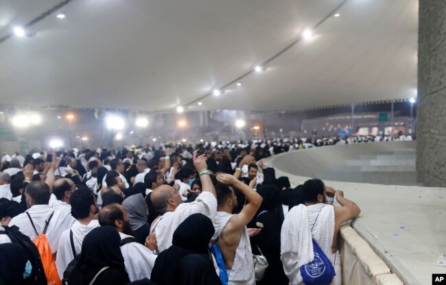 Peregrinos musulmanes arrojan piedras a un pilar que simboliza la lapidación de Satanás, en un ritual llamado "Jamarat", el último rito del haj anual, el primer día de Eid al-Adha, en Mina, cerca de la ciudad sagrada de la Meca, Arabia Saudita. Domingo 11 de agosto de 2019. AP foto.