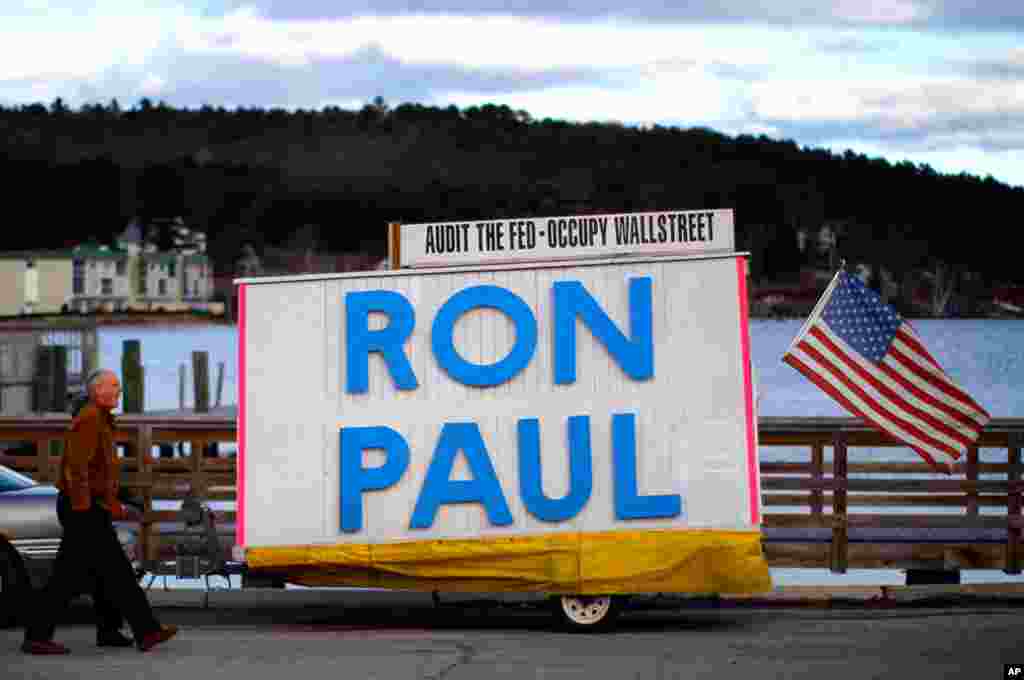 Ron Paul supporters make their way to see the candidate speak at a town hall campaign stop in Meredith, New Hampshire, Jan. 8. (Reuters)