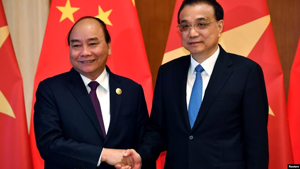 Thủ tướng Việt Nam Nguyễn Xuân Phúc (trái) và Thủ tướng Trung Quốc Lý Khắc Cường.