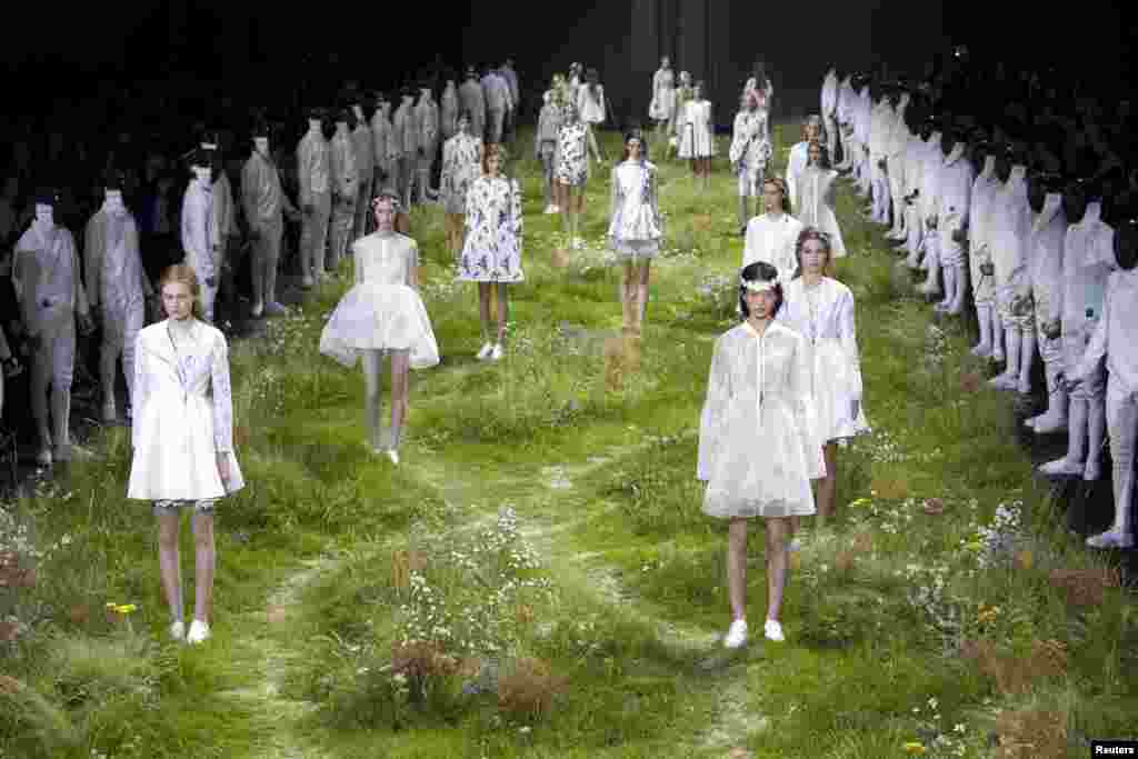 Models present creations by Italian designer Giambattista Valli as part of his Spring/Summer 2016 women's ready-to-wear collection for Moncler Gamme Rouge during the Fashion Week in Paris, France.