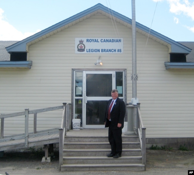 Claude Elliot, alcalde de Gander, Newfoundland, Canadá frente a la sede de la Legión Real Canadiense. Foto de Archivo.