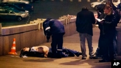 Moskova'daki Kızıl Meydan yakınlarında Nemtsov'un cesedi yakınında bekleyen Rus polisi