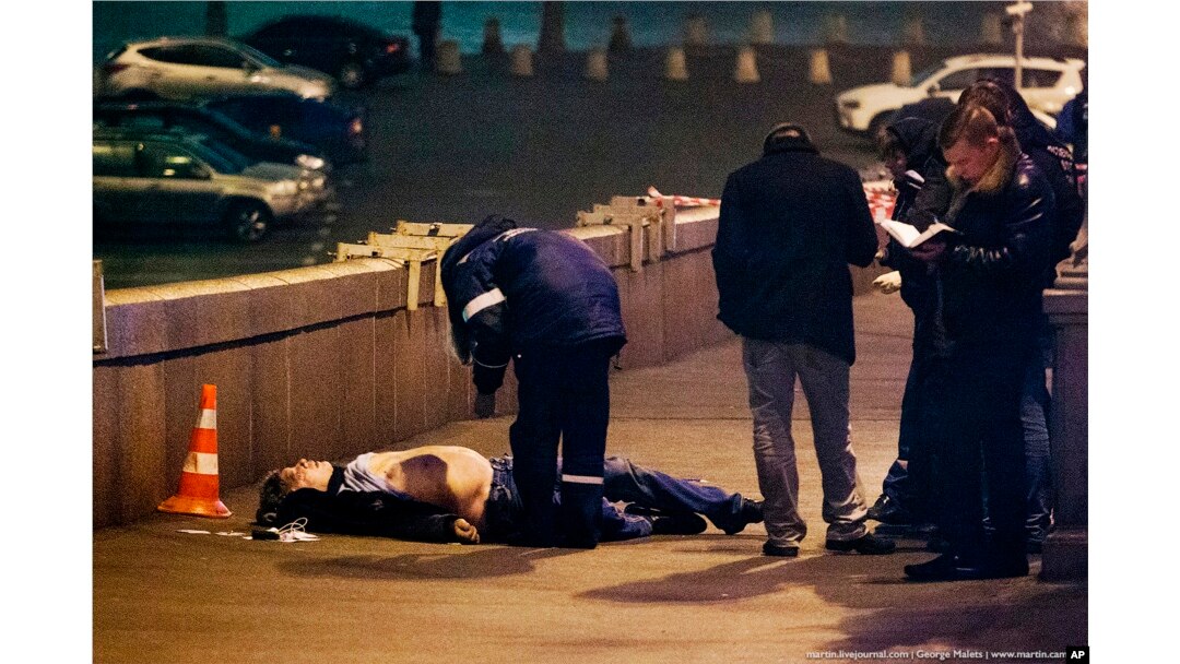 Ruski policajci pored tela ubijenog Boris Njemtsova